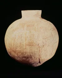 Vaso com talha decorativa, de Tell-Hassuna, 5º milênio aC (cerâmica)